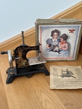 Alte antike Kindernähmaschine
