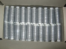 100 Rollen Nähgarn hellgrau