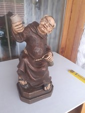 Mönchsfigur mit Weinbecher auf Weinfaß aus Kunststoff