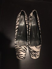 Stylische schwarz-weisse Pumps; Zebra-Anmutung. Pfenningabsatz. 