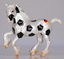 Breyer Pferd Stablemates Modellpferd - Breyerfest Torlinie - Clydesdale Fußball