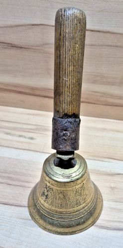 Antike kuhglocke mit - antike, holzgriff