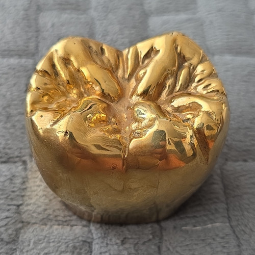 Goldfarbene zahnform dekofigur - goldfarbene,