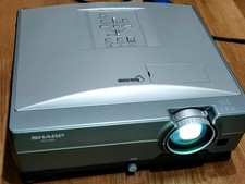 Beamer Sharp XG-C330X helle 3300 Ansi-Lumen bis 5m Bildbreite, nur 350 Stunden!