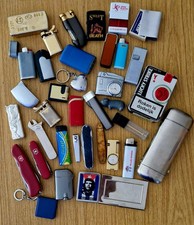 KONVOLUT SAMMLER ACCESSOIRES FEUERZEUGE MIT UHR SCHWEIZER  TASCHENMESSER ETUIs