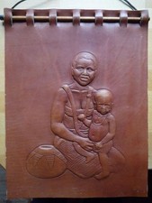 afrikanische Mutter mit Kind in Leder geprägt ca 27x36cm