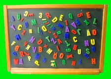 Spielzeug Tafel "Magnetseite+Malseite" zzgl. Kreide und MAGNET-Zahlen/Buchstaben