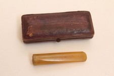 Alte Zigarettenspitze im Etui