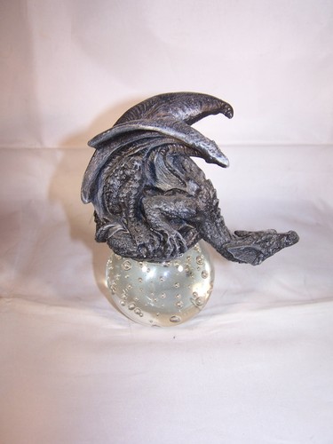 Briefbeschwerer drache auf - briefbeschwerer, *