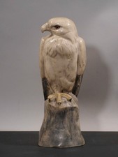 nm2/3  qualitätvolle Figur aus Alabaster  sitzender Raubvogel  1. Hälfte 20. Jh.