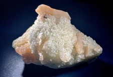 rosa Stilbit XX auf "Quarz Kugel". Poona, Maharashtra, Indien, 8 cm