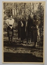 ALTES FOTO...GRUPPE...FRAUEN...MANTEL...BLUSE...ROCK...GARTEN...ALTE MODE...