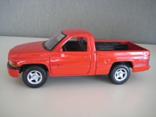 Maisto dodge ram pickup - ,