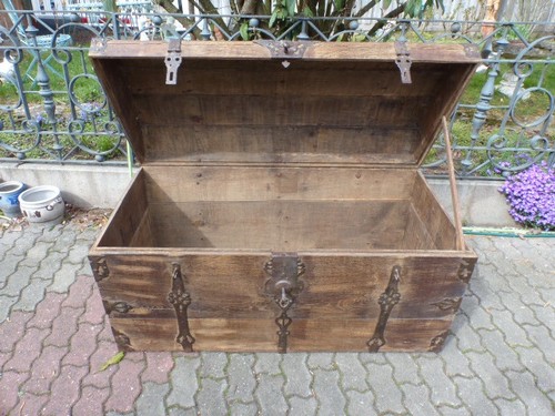 Große barock buckeltruhe - große,