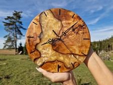 Wanduhr aus Olivenholz mit Gelb Epoxidharz 