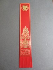   Leder LESEZEICHEN LONDON Victoria & Albert Museum außen South Kensington ROT