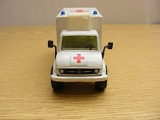 Siku  2218  Mercedes Benz Unimog U 406  Sanitätswagen Cremeweiß  siehe Bilder