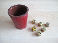 DDR-Spielzeug, alter, aber originaler Würfelbecher (Leder), 6 Würfel, 60er Jahre