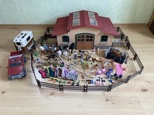 Schleich Pferdestall mit Figuren, Waschstation, Pferdeanhänger und VIEL Zubehör