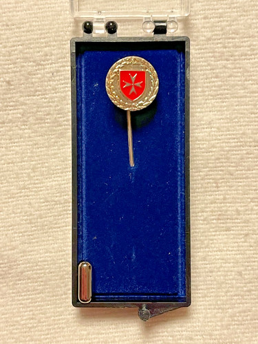 Anstecknadel mit malteserkreuz - mit,