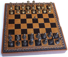 Schachspiel, Schachbrett 26 x 26 cm Lederoptik, Figuren aus Metall, Kassette