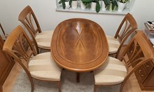 Kleiner Esstisch mit Stühlen