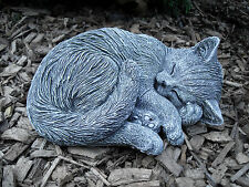 Steinfigur eingerollte Katze