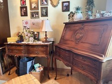 Möbelset Chippendale Stil, Sekretär, Tisch, Sessel, Sofa, Sidebord, Glasvitrine 