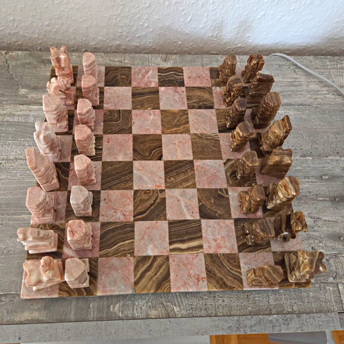 Schachspiel aus stein mit - schachspiel,