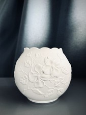 Kaiser Porzellanvase Reliefdekor von M. Frey Vintage Vase aus Biskuitporzellan 