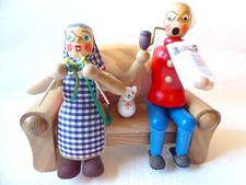 OMA strickend OPA lesend KATZE  auf gemütlichem SOFA ERZGEBIRGE HANDWERKSKUNST