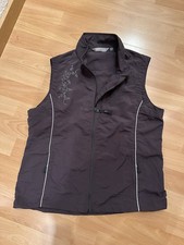 Graue, dünne Weste für