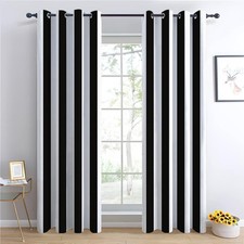 EIN Vorhang mit Ösen |