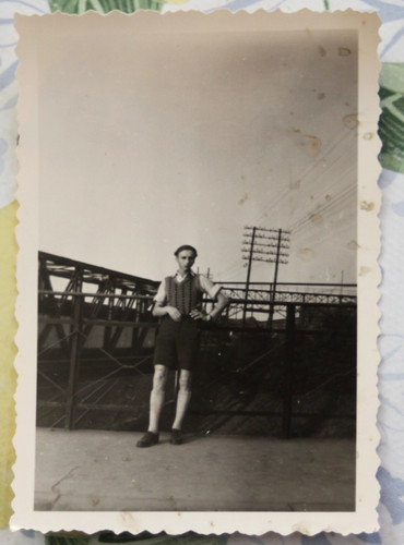 Foto mann brücke - , strommast
