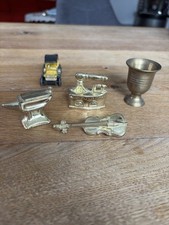 Messing Kleine Figuren Setzkasten Modellauto Geige Bügeleisen Amboss Vintage