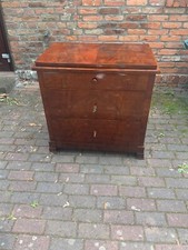 Kleine Biedermeierkommode in Mahagoni um 1830