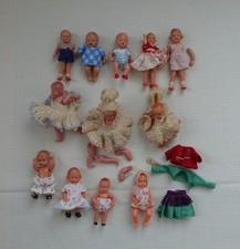 Konvolut alte Puppen Stubenpüppchen meist 40er/50er Jahre 12 Stück u. Kleidung