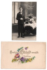 Herzlichen Glückwunsch zur Konfirmation Junge mit Buch vor Tisch mit Blumen 