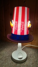 Tischlampe Coca Cola mit Zylinderhut als Schirm