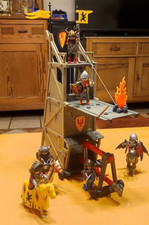 Playmobil Belagerungsturm mit einem Konvolut Rittern und Pferden