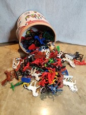 Kleiner Eimer voll mit Plastik