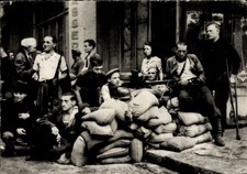 Ak Paris, Barricade au quartier de la Cite, Liberation - 4589971