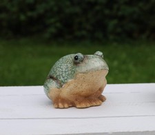 Frosch aus Keramik in Grün-Braun für Balkon und Garten im Landhausstil