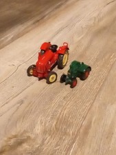Ein Zweier Pack Von Alten Spielzeug Traktoren Groß Und Auch Klein