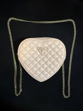 GUESS RIANEE Damen Umhängetasche in Herzform rosa Vegan Leder neu