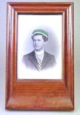 Studentika. Student mit grüner Mütze und zwei Bändern.