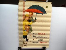 Kinder mit Regenschirm Schule