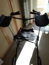 Arthritis Rollator Rehasense Navigator mit Unterarmauflage zum aufrecht gehen