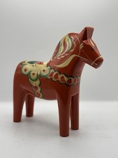Dala Pferd Erik Pell Nusnäs Schweden – Farbe: Rot, Maße: ca. 25 x 20 x 6 cm