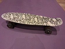 X Spolve Skateboard m. LED Rädern, Totenkopf Drachen Design